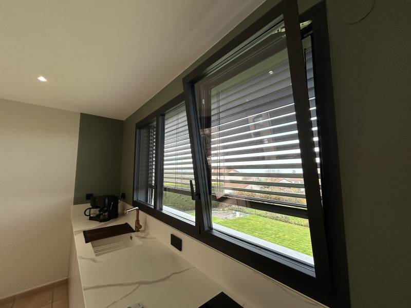 Pose d'un BSO orientable extérieur sur mesure à Saint-Étienne : fabrication et pose d'un brise soleil à lames orientables en aluminium