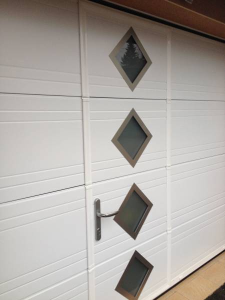 Pose de porte de garage avec portillon et hublot intégré à Saint-Symphorien sur Coise
