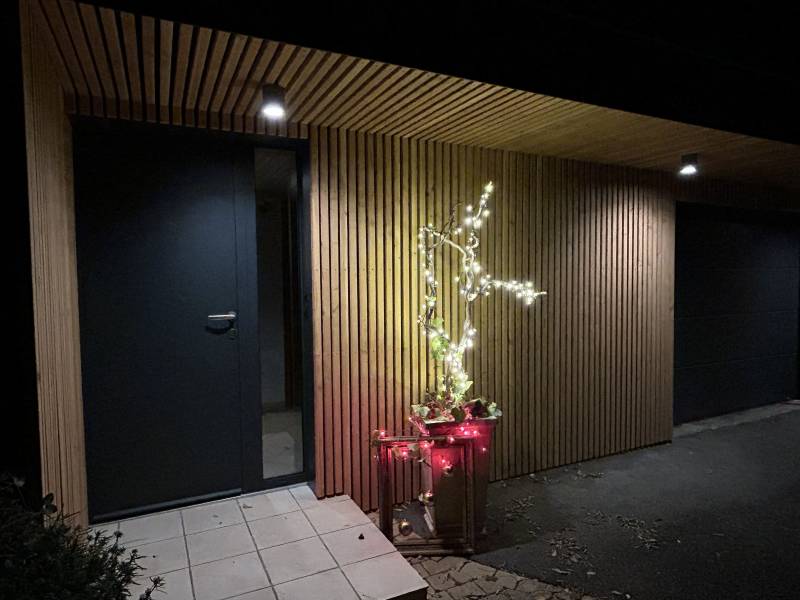 Installation porte d’entrée aluminium à Pomeys modèle monobloc tierce gris 7016 1300x2150