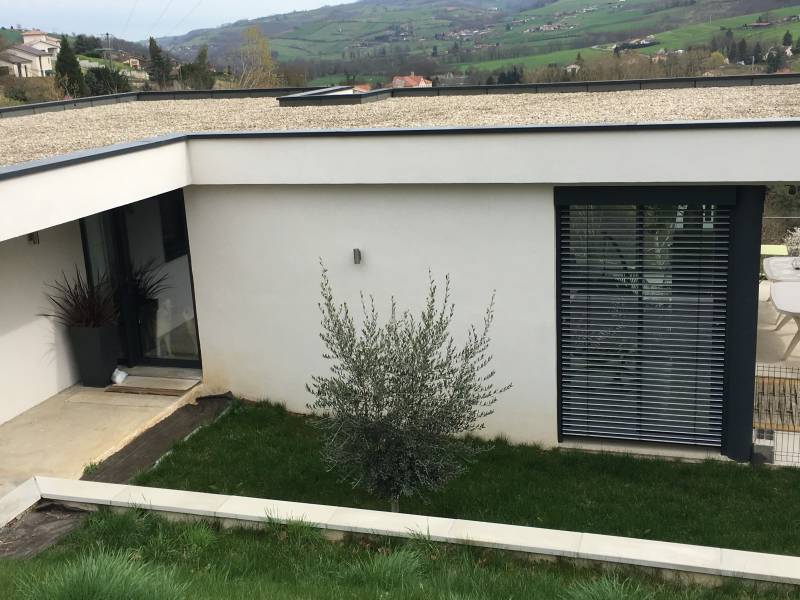 Brise soleil sur maison toit plat dans le Rhône 
