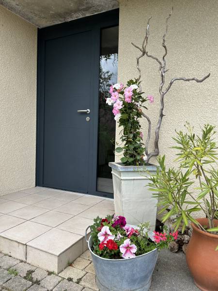 Installation porte d’entrée aluminium à Pomeys modèle monobloc tierce gris 7016 1300x2150