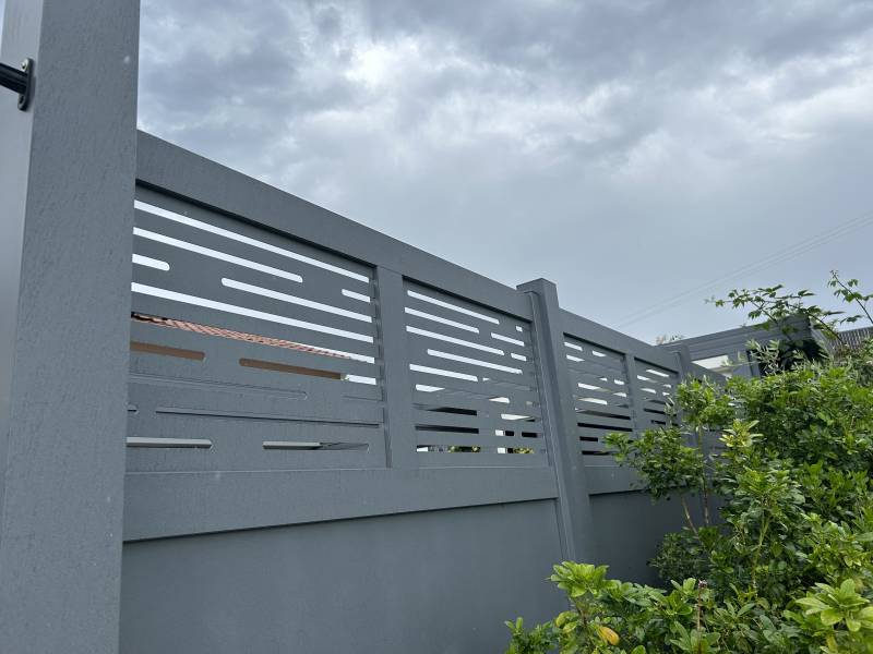 Installation de claustra extérieur sur mesure en aluminium à Larajasse dans le Rhône en gris platine avec création d'une cuisine d'été