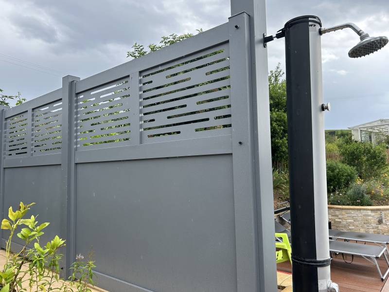 Installation de claustra extérieur sur mesure en aluminium à Larajasse dans le Rhône en gris platine avec création d'une cuisine d'été