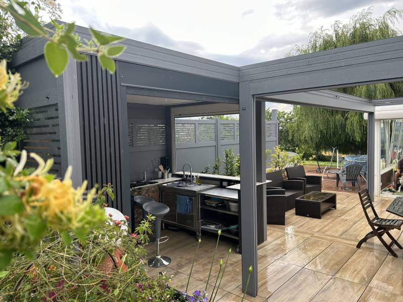 Installation de claustra extérieur sur mesure en aluminium à Larajasse dans le Rhône en gris platine avec création d'une cuisine d'été