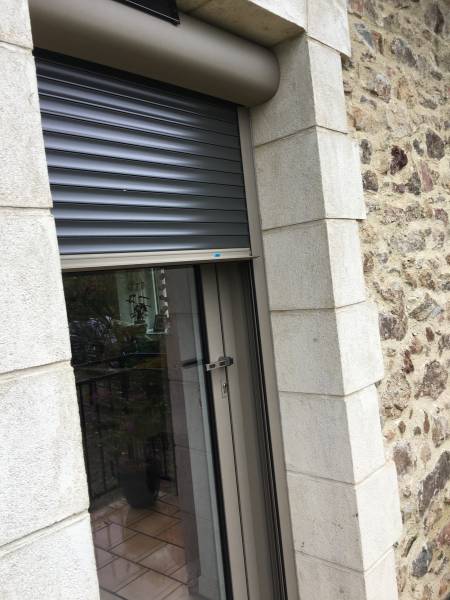 Installation de volets roulants électriques sur fenêtre alu à Saint Martin en Haut