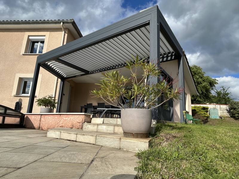 Pose d'une pergola trapèze 
