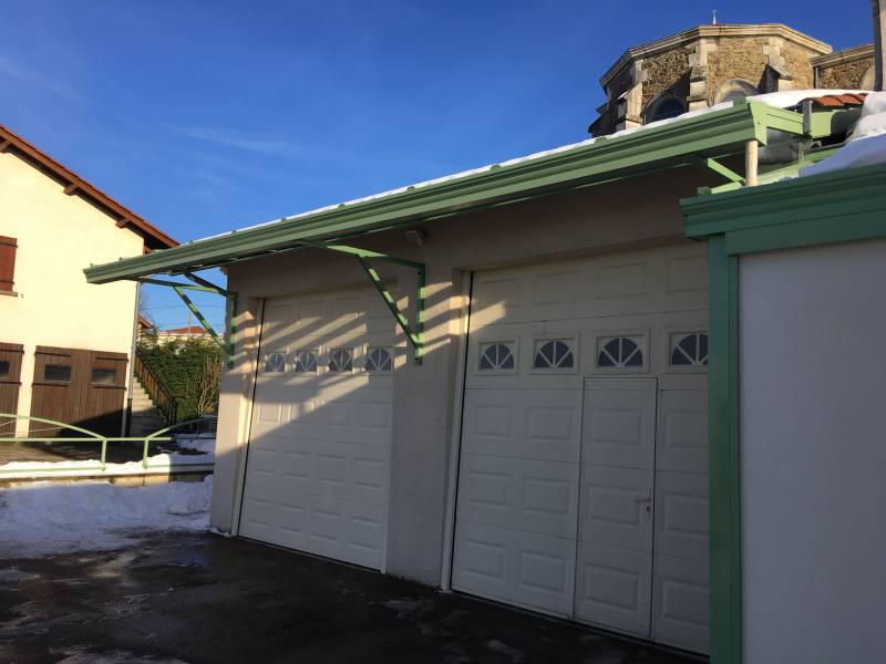 Marquise vitrage alu vert 6021 porte de garage à Saint-Martin-en-Haut : une installation sur mesure signée Boréal Vérandas