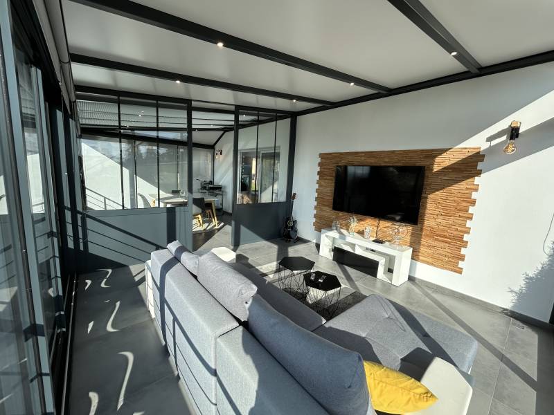 Véranda en aluminium avec stores et leds intégrés à Meys