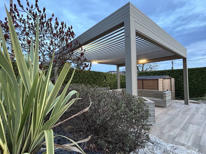 pergola bioclimatique autoportée à Saint Martin en haut avec coloris sable et profilés en aluminium