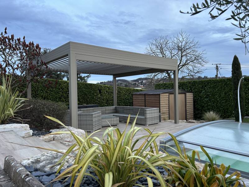 Installation d'une pergola bioclimatique coloris sable autoportée à Saint Martin en haut proche de Craponne