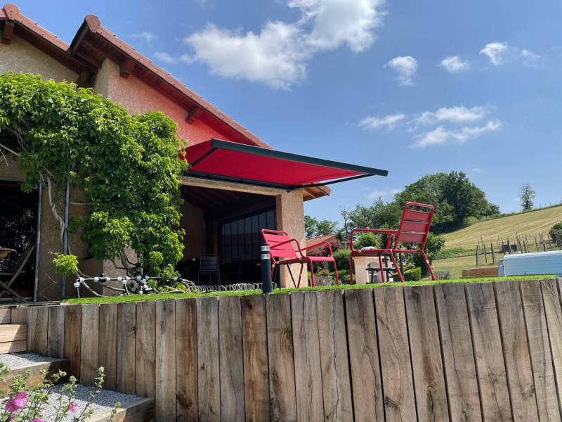 Installation d’un store extérieur sur mesure avec toile Dickson et motorisation Somfy à Chevrières dans la Loire