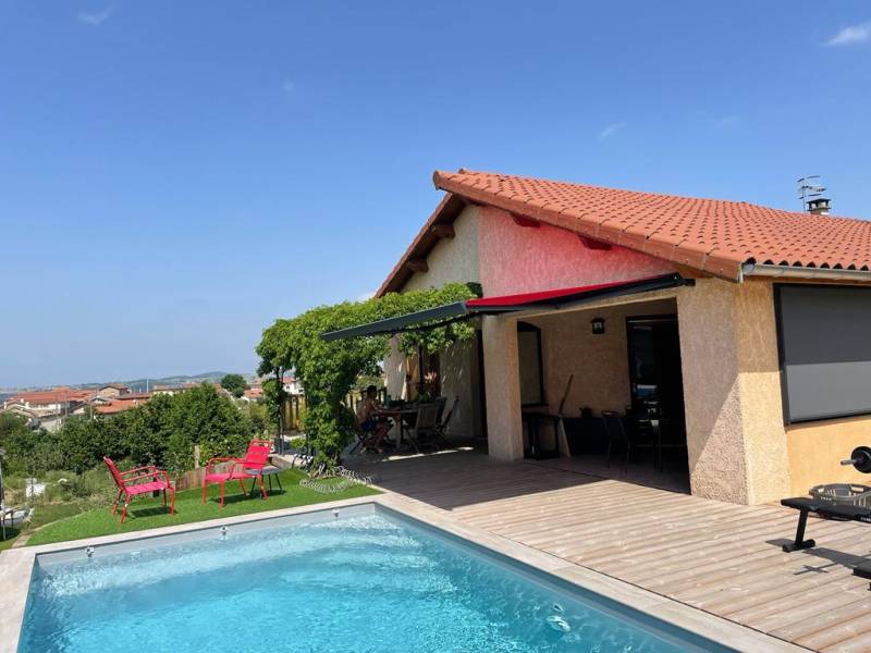 Installation d’un store extérieur sur mesure avec toile Dickson et motorisation Somfy à Chevrières dans la Loire