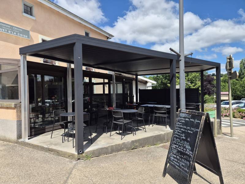 Installation d'une pergola bioclimatique en aluminium à Saint Denis sur Coise au restaurant le Troquet de la Coise !  !