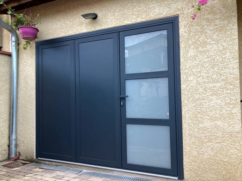 Porte de garage en aluminium et vitrage à Aveize 