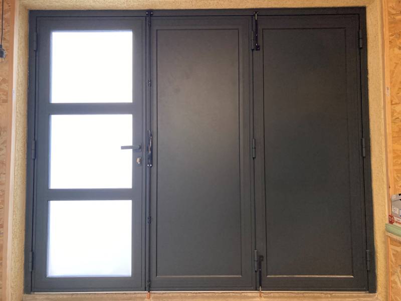 Remplacement d'une porte de garage en bois par de l'aluminium 