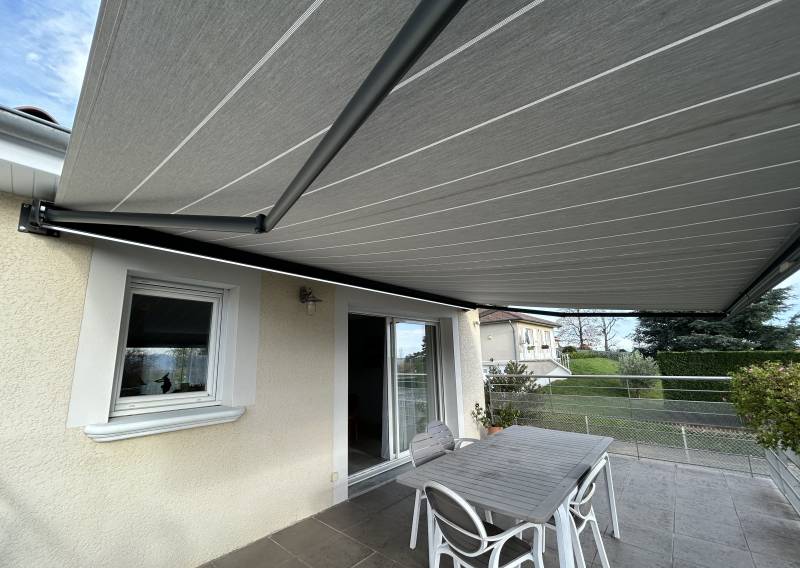 Pose d'un store banne avec éclairage 