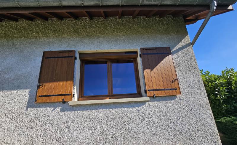 Volets imitation ton bois 