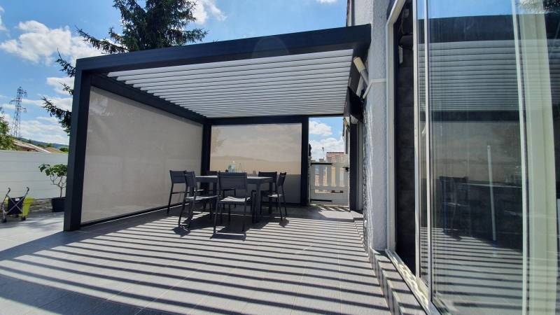 Réalisation d'une pergola bioclimatique an aluminium adossée à Firminy