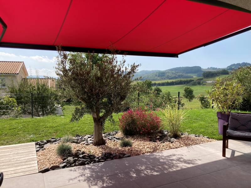 Spécialiste dans l’installation de pergola en aluminium avec store de toiture, store banne et stores verticaux à Duerne (Rhône), proche de l’ouest lyonnais